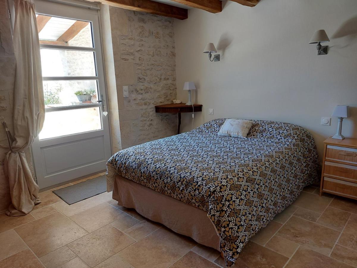 Suite De Charme Dans Une Maison Charentaise Cozes Exterior foto